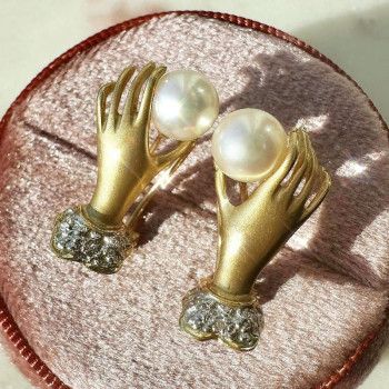 7MM Pearl Sandblasted Love Hands Stud Earrings