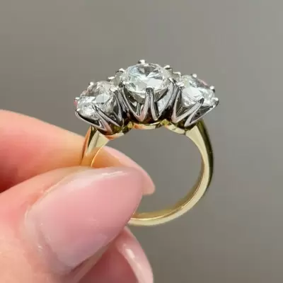 A complete guide to emerald engagement rings | SayaBling