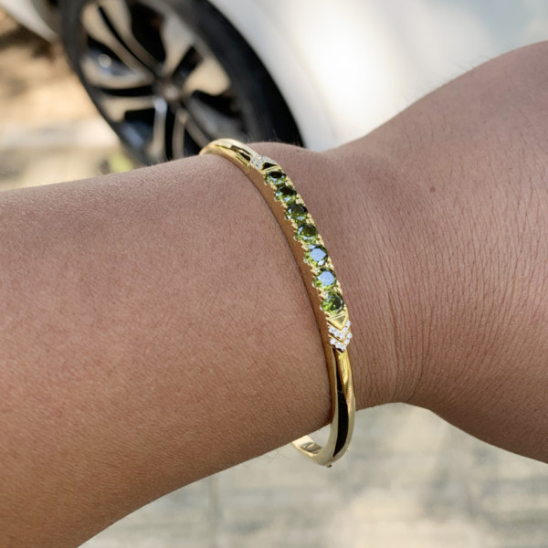 Simple Round Cut Emerald Bangle in Gold