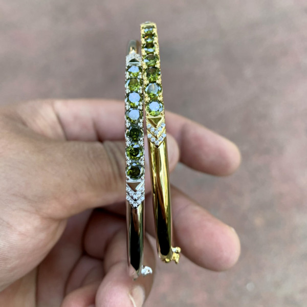 Simple Round Cut Emerald Bangle in Gold