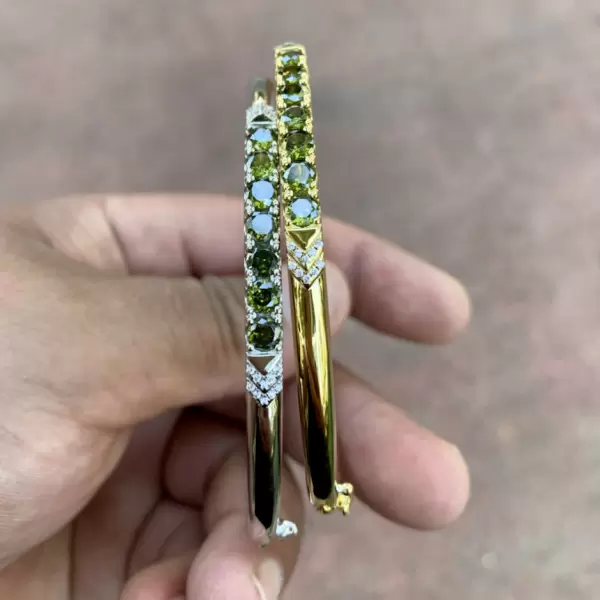 Simple Round Cut Emerald Bangle in Gold