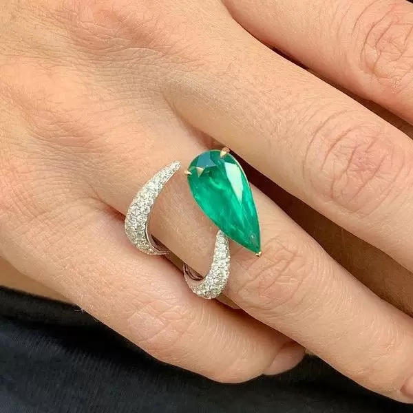 5.8ct Two Tone Pear Cut Emerald Asymmetric Cocktail Ring