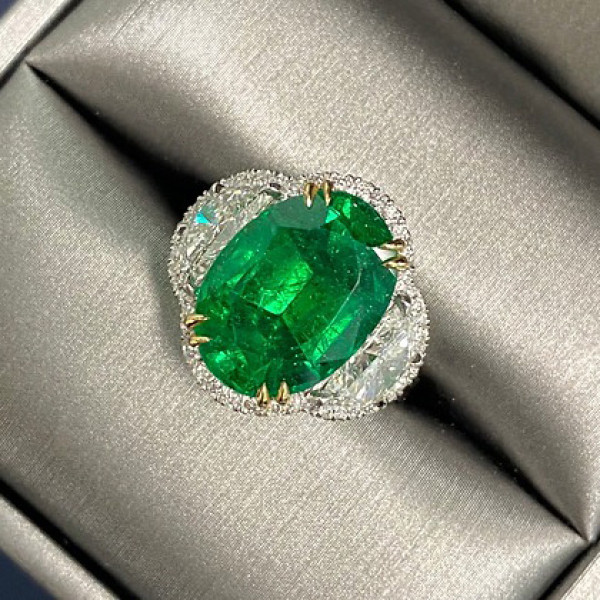 7.5ct Oval Cut Emerald Two Tone Engagement Ring