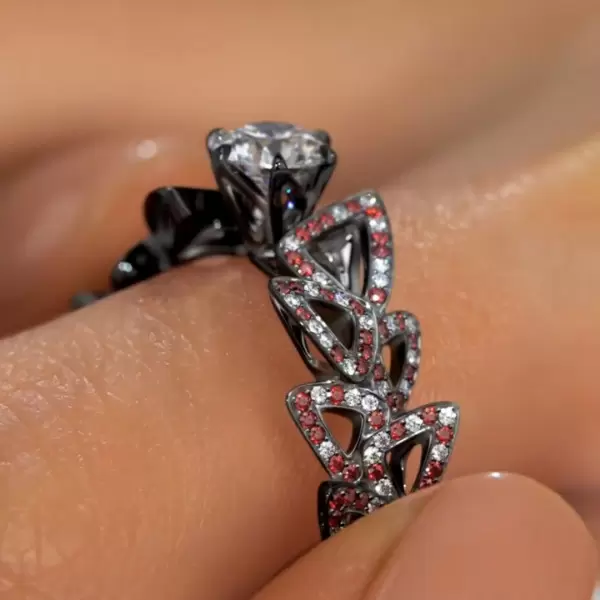 Nature-inspired Round Cut Black Plating Engagement Ring