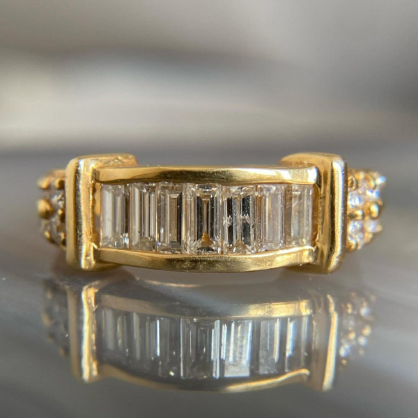 Round and Baguette Cut Art-deco Simple Knot Wedding Band