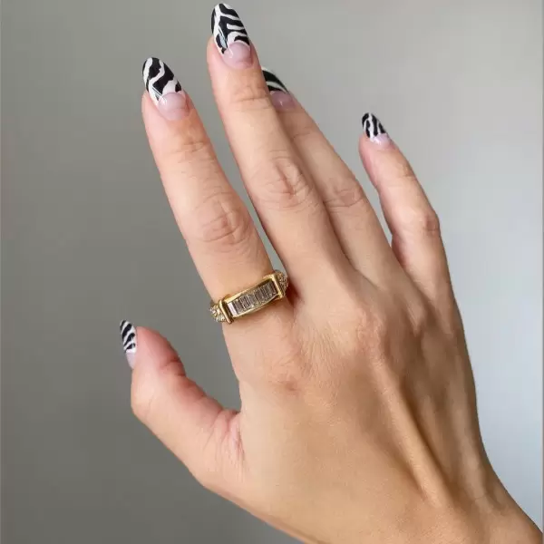 Round and Baguette Cut Art-deco Simple Knot Wedding Band