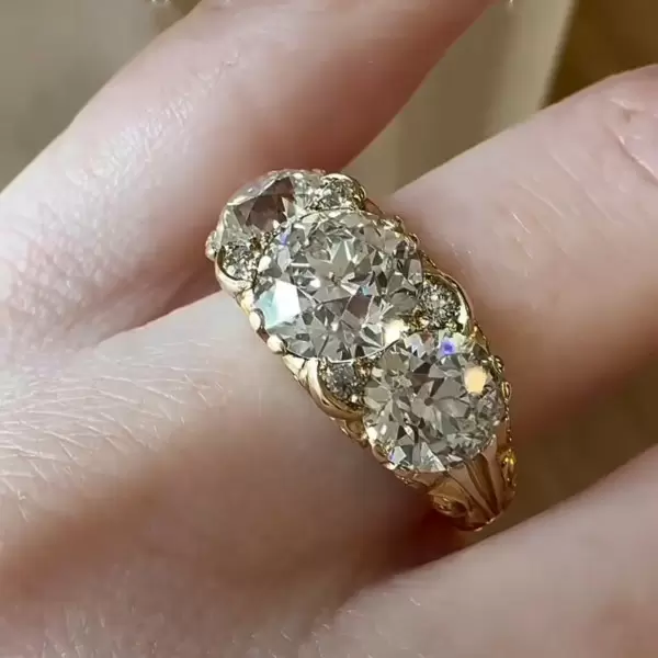 8ctw Round Cut Vintage Curving Three Stone Engagement Ring