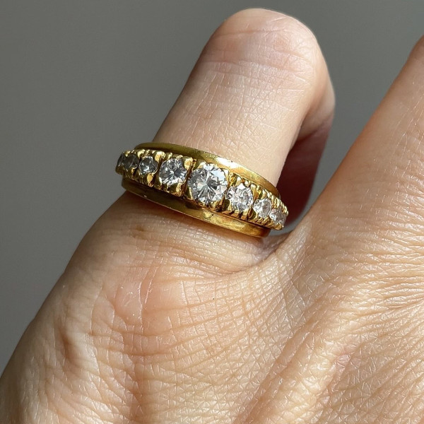 2.5ctw Graduating Round Cut Vintage Wedding Band