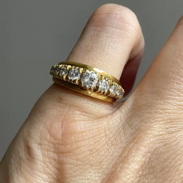 2.5ctw Graduating Round Cut Vintage Wedding Band