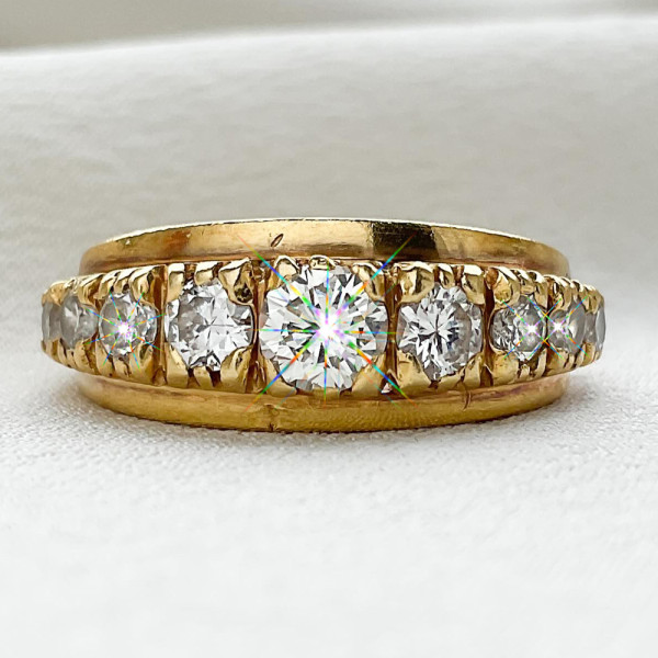 2.5ctw Graduating Round Cut Vintage Wedding Band