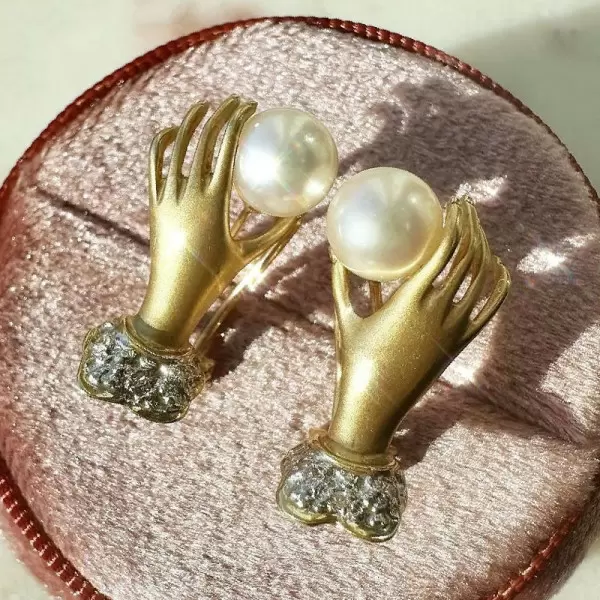 7MM Pearl Sandblasted Love Hands Stud Earrings