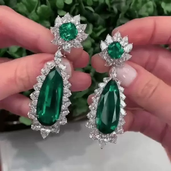 Ernest jones emerald sales earrings