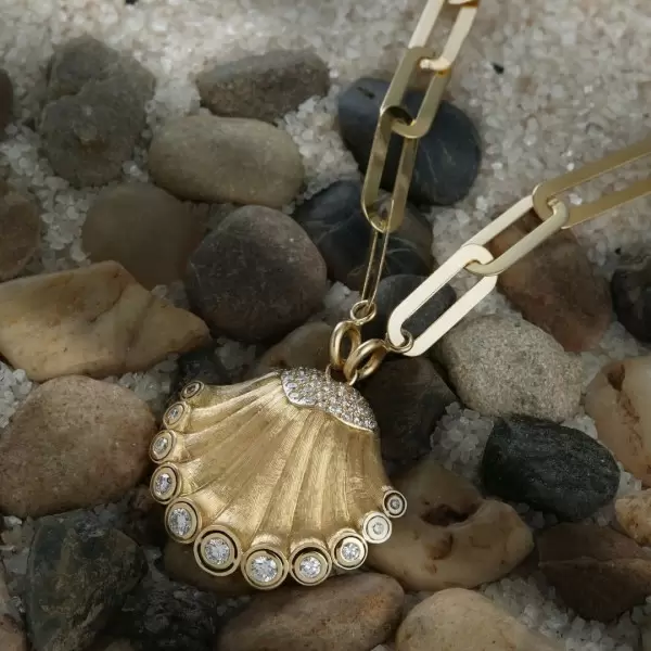 Perperclip Chain Golden Shell Pendant Necklace