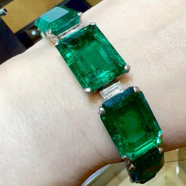 75ctw Gradient Size Emerald Statement Bracelet