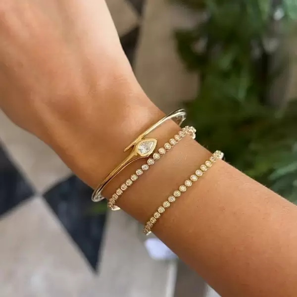 1.5ct Pear Cut Modern Simple Serpent Bangle