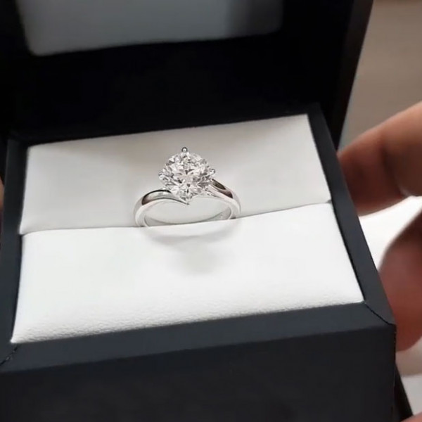 2ct Round Cut White Sapphire Brilliant Engagement Ring