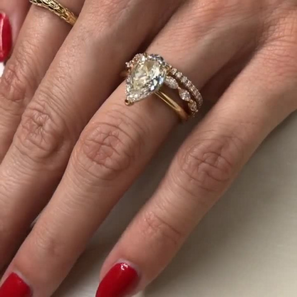 4.5ct Pear Cut White Sapphire 3pcs Bridal Set in Gold
