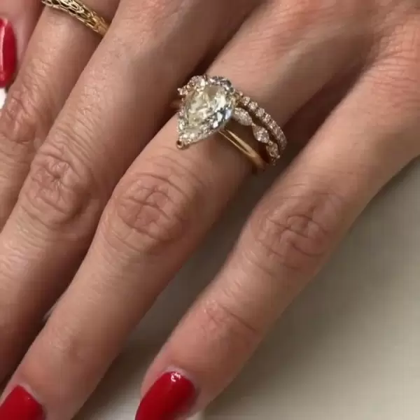 4.5ct Pear Cut White Sapphire 3pcs Bridal Set in Gold