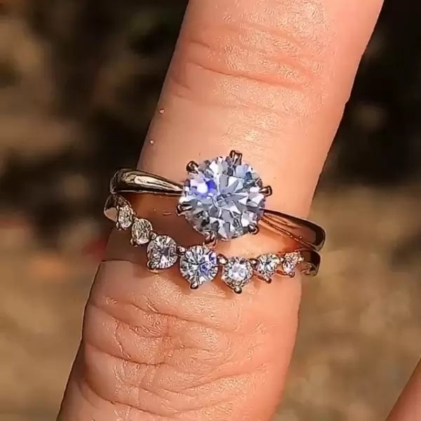 1.0 ct Round Cut Colorless Center Stone In Yellow Gold Ring Set