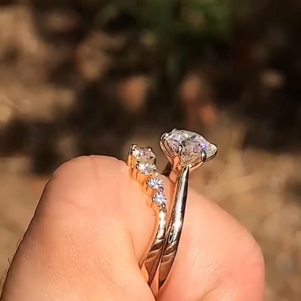 1.0 ct Round Cut Colorless Center Stone In Yellow Gold Ring Set