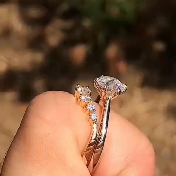 1.0 ct Round Cut Colorless Center Stone In Yellow Gold Ring Set