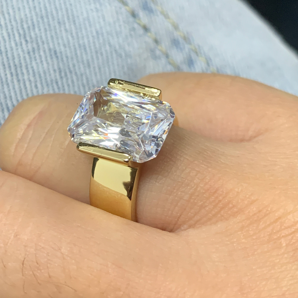 Looks real,simple but elegant