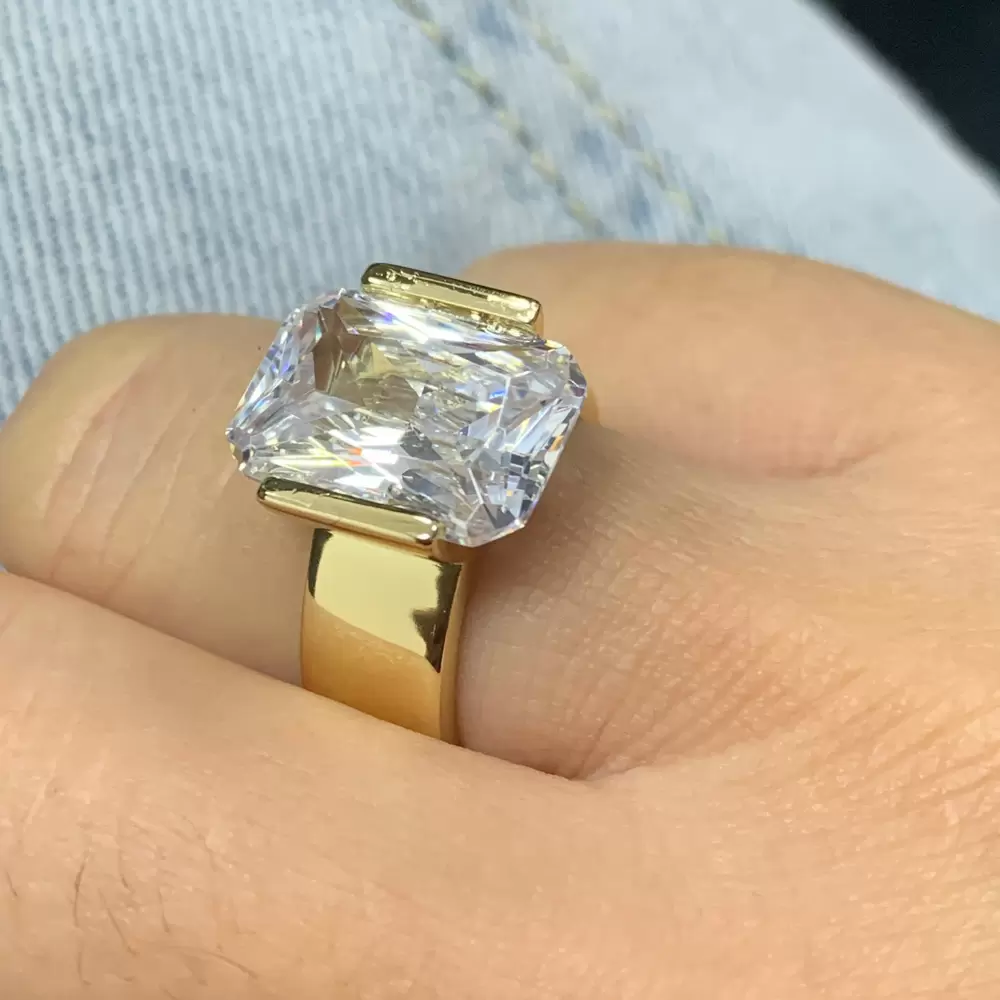 Looks real,simple but elegant