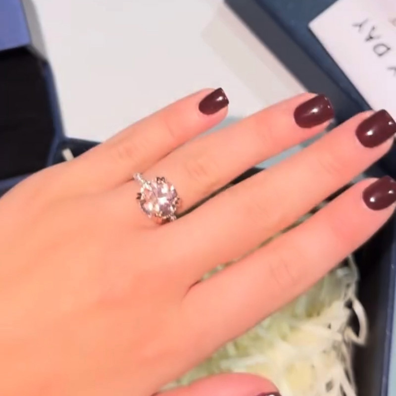 Beautiful sparkly Engagement ring