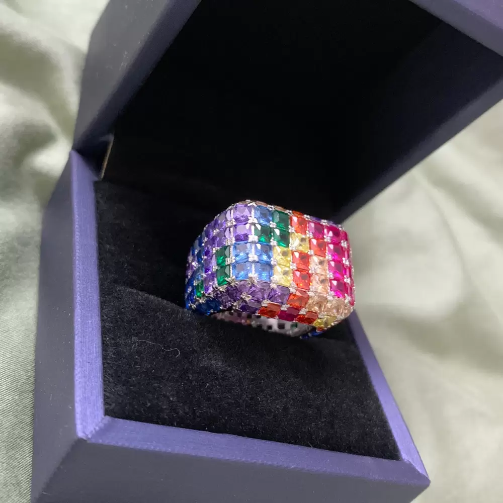 Stunning ring,pretty color