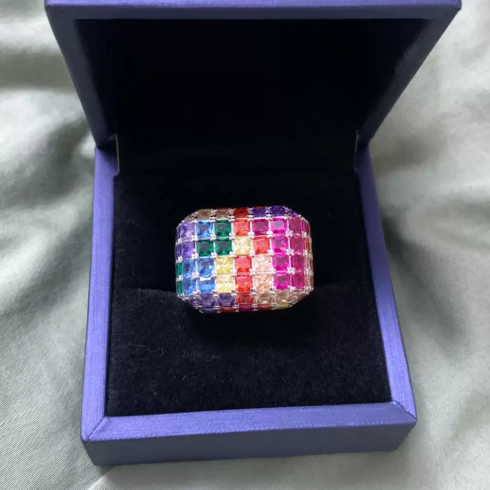 Stunning ring,pretty color