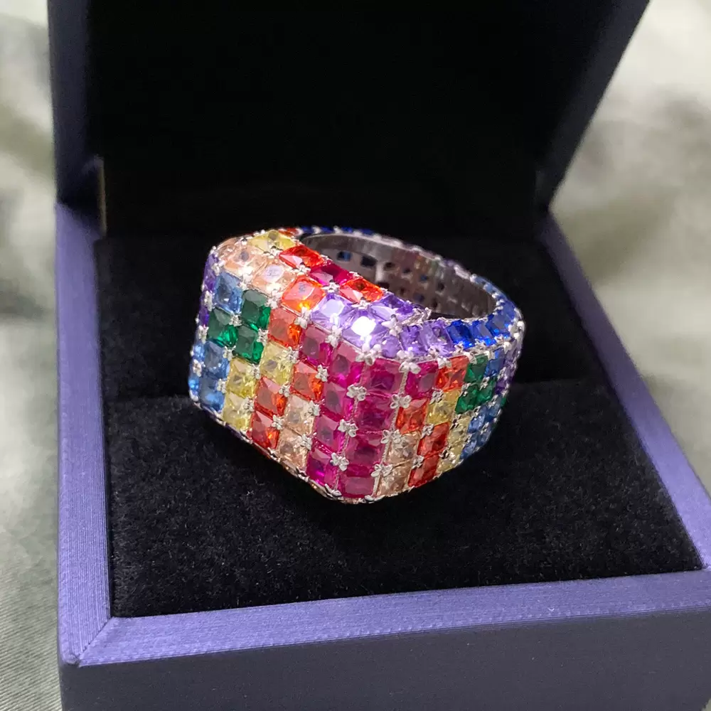 Stunning ring,pretty color